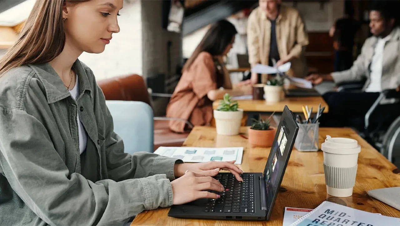 Lenovo ThinkPad T14s Gen 6 při mobilní práci